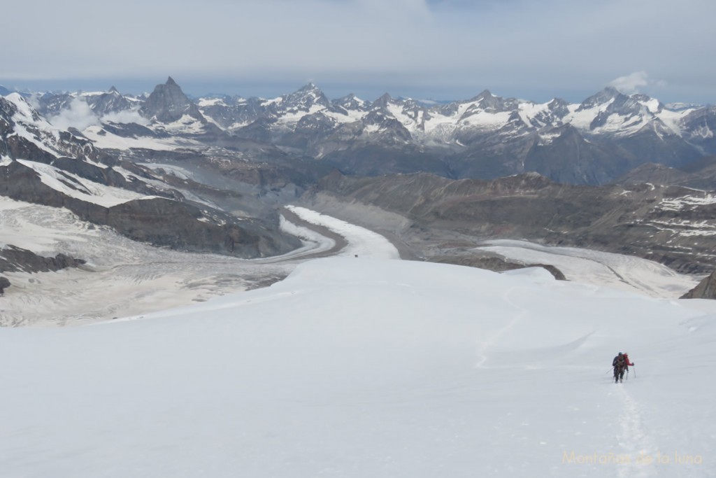 Bajando de Satteltole, abajo los glaciares Grenx (izquierda) y Gorner (derecha), al fondo de izquierda a derecha: Cervino, Dent Blanche, Ober Gabelhorn, Zinalrothorn y Weisshorn con su nubecilla